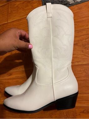 White Women's Western Cowboy Boots - Classic Stitch Detail